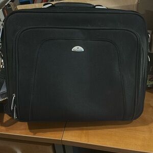 Gently used samsonite laptop carrier w/ shoulder strap; holds accessories